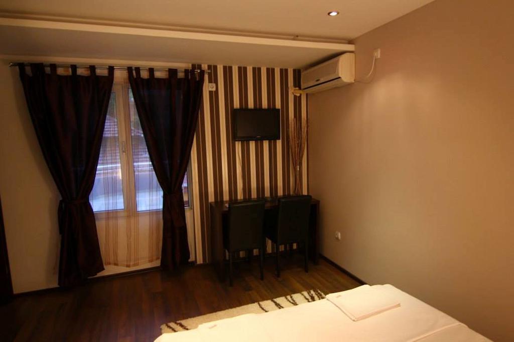 Lira Inn Ni Rum bild